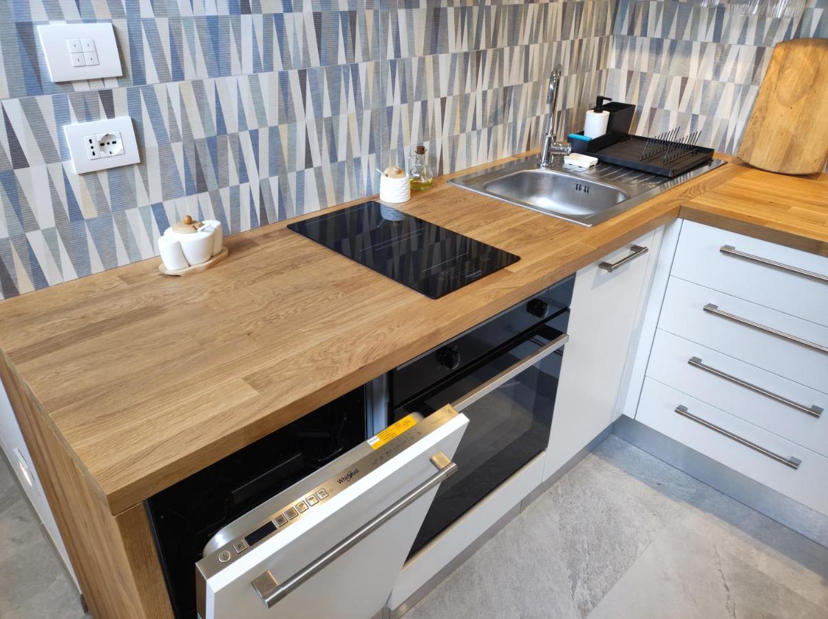 New Apartment In Historical Center Near Lake Riva del Garda Esterno foto