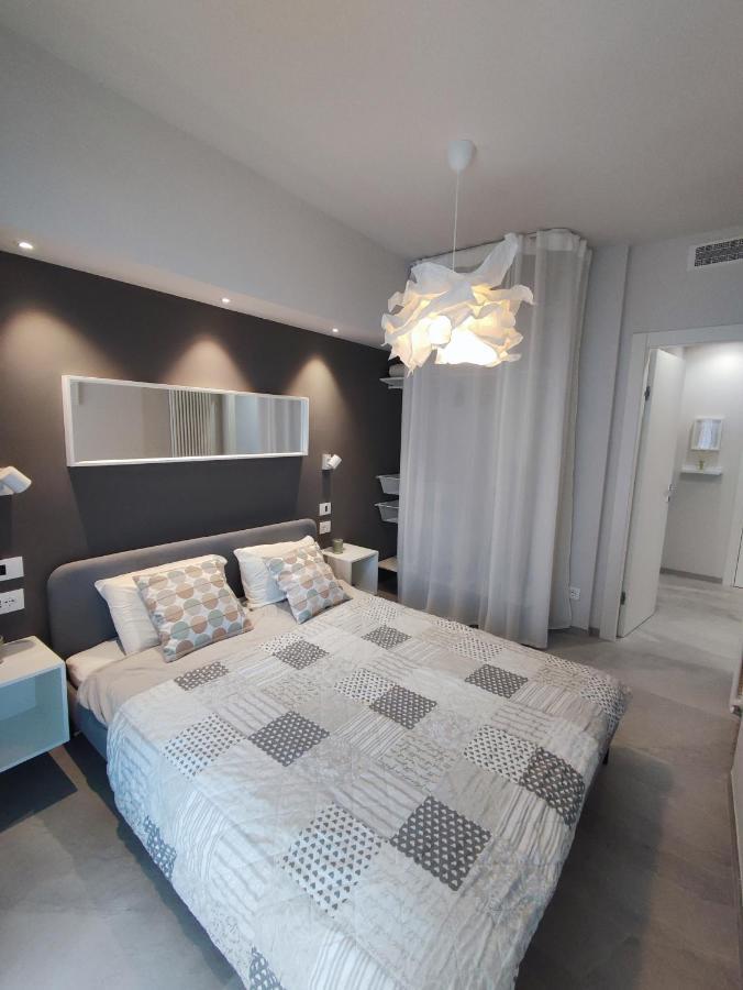 New Apartment In Historical Center Near Lake Riva del Garda Esterno foto