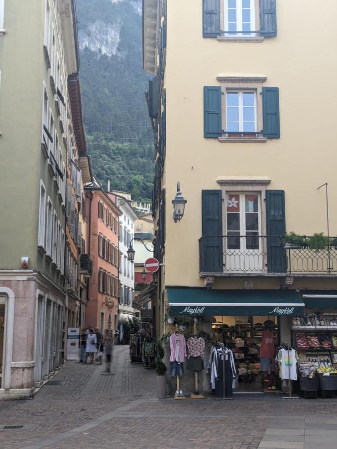 New Apartment In Historical Center Near Lake Riva del Garda Esterno foto