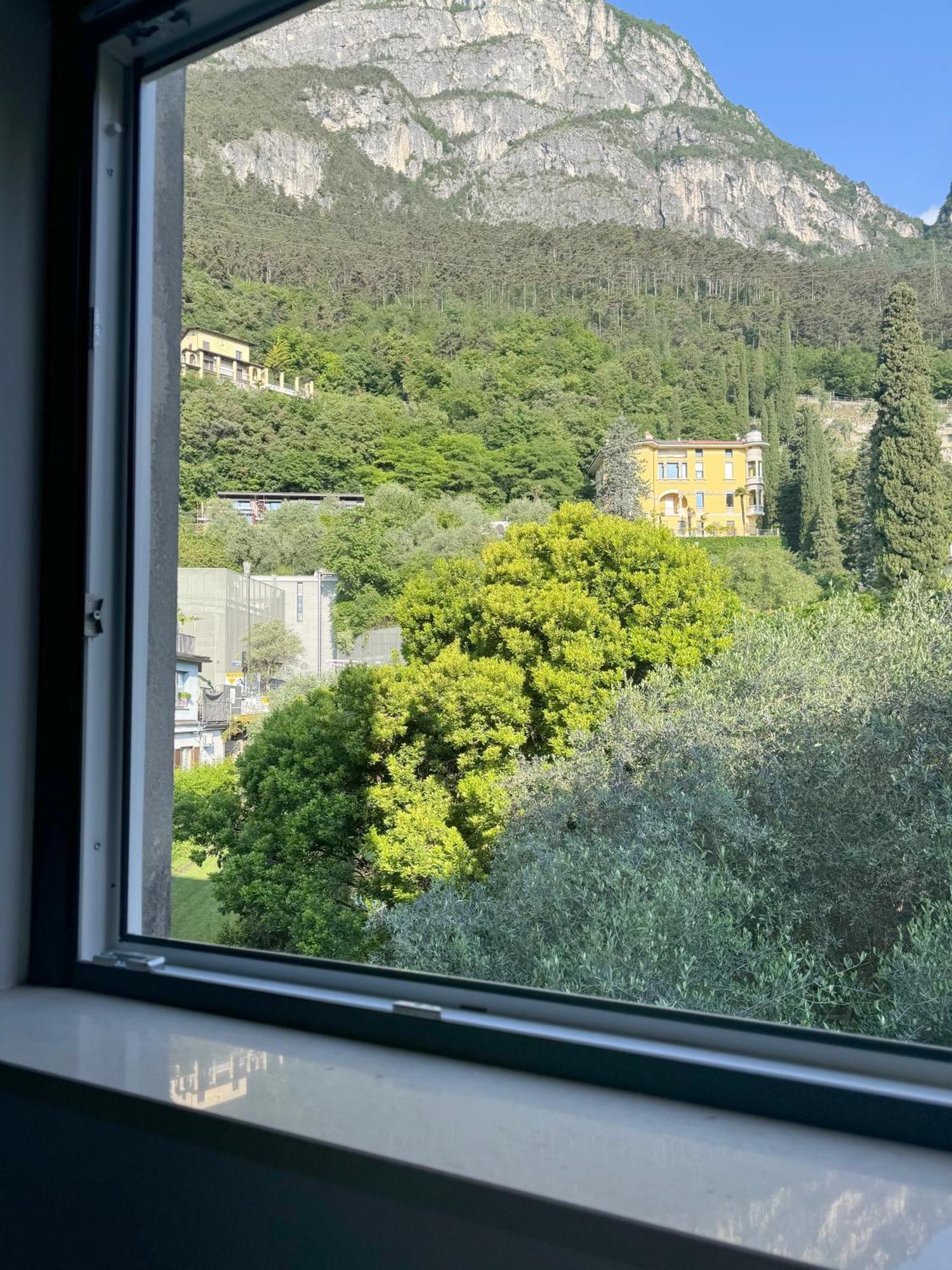 New Apartment In Historical Center Near Lake Riva del Garda Esterno foto