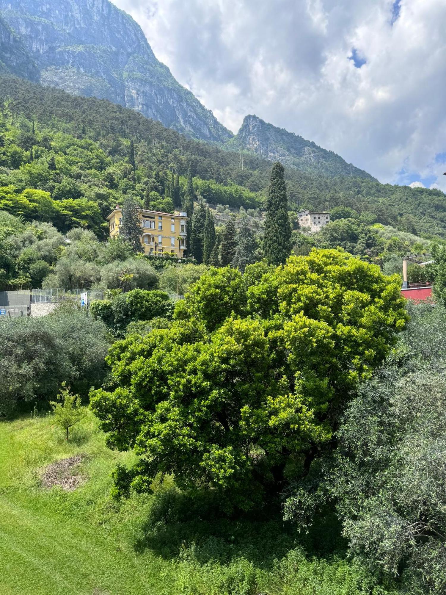 New Apartment In Historical Center Near Lake Riva del Garda Esterno foto