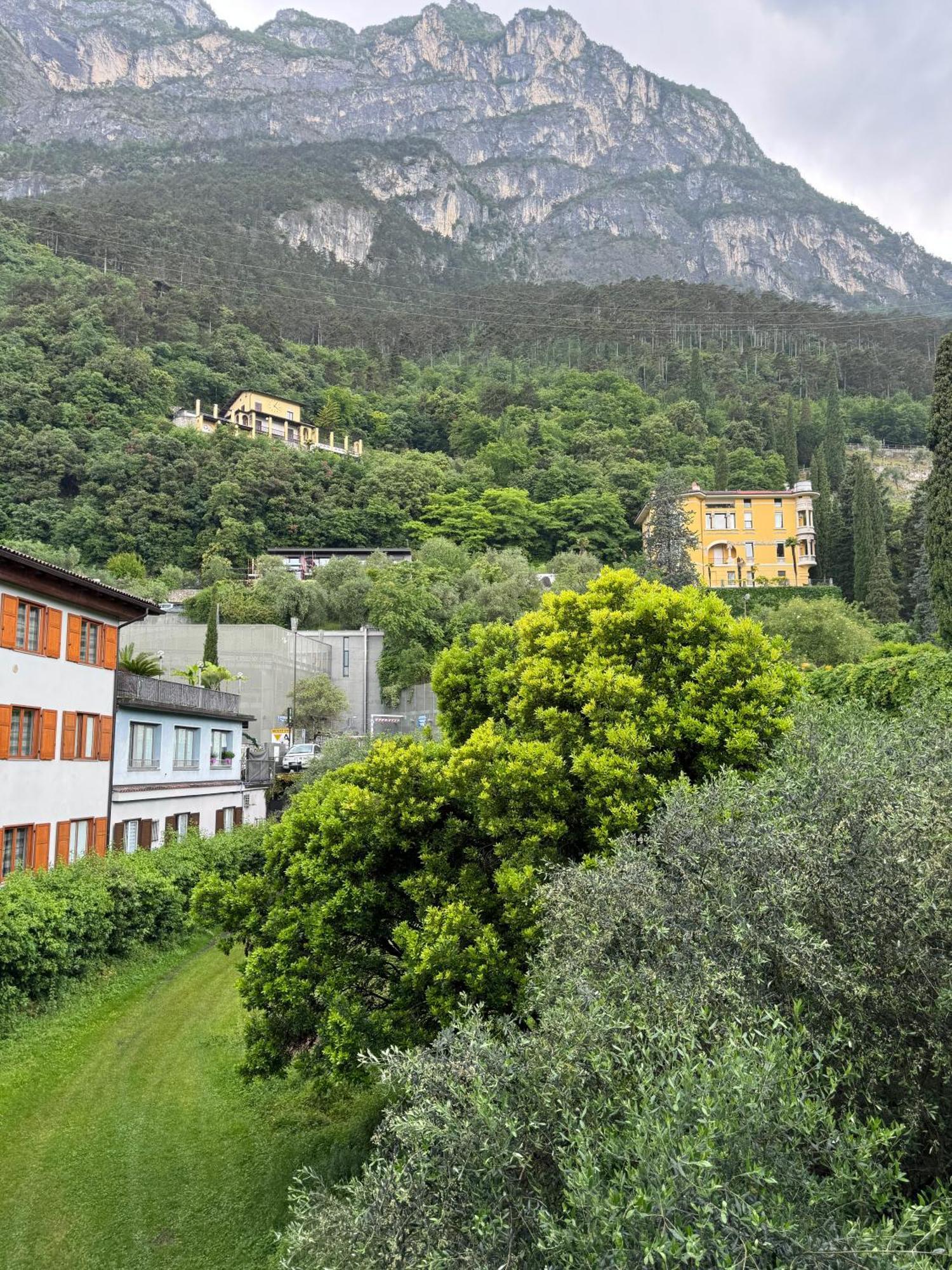 New Apartment In Historical Center Near Lake Riva del Garda Esterno foto