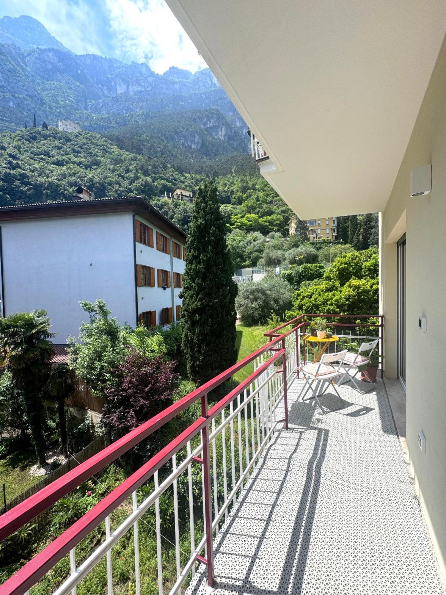 New Apartment In Historical Center Near Lake Riva del Garda Esterno foto