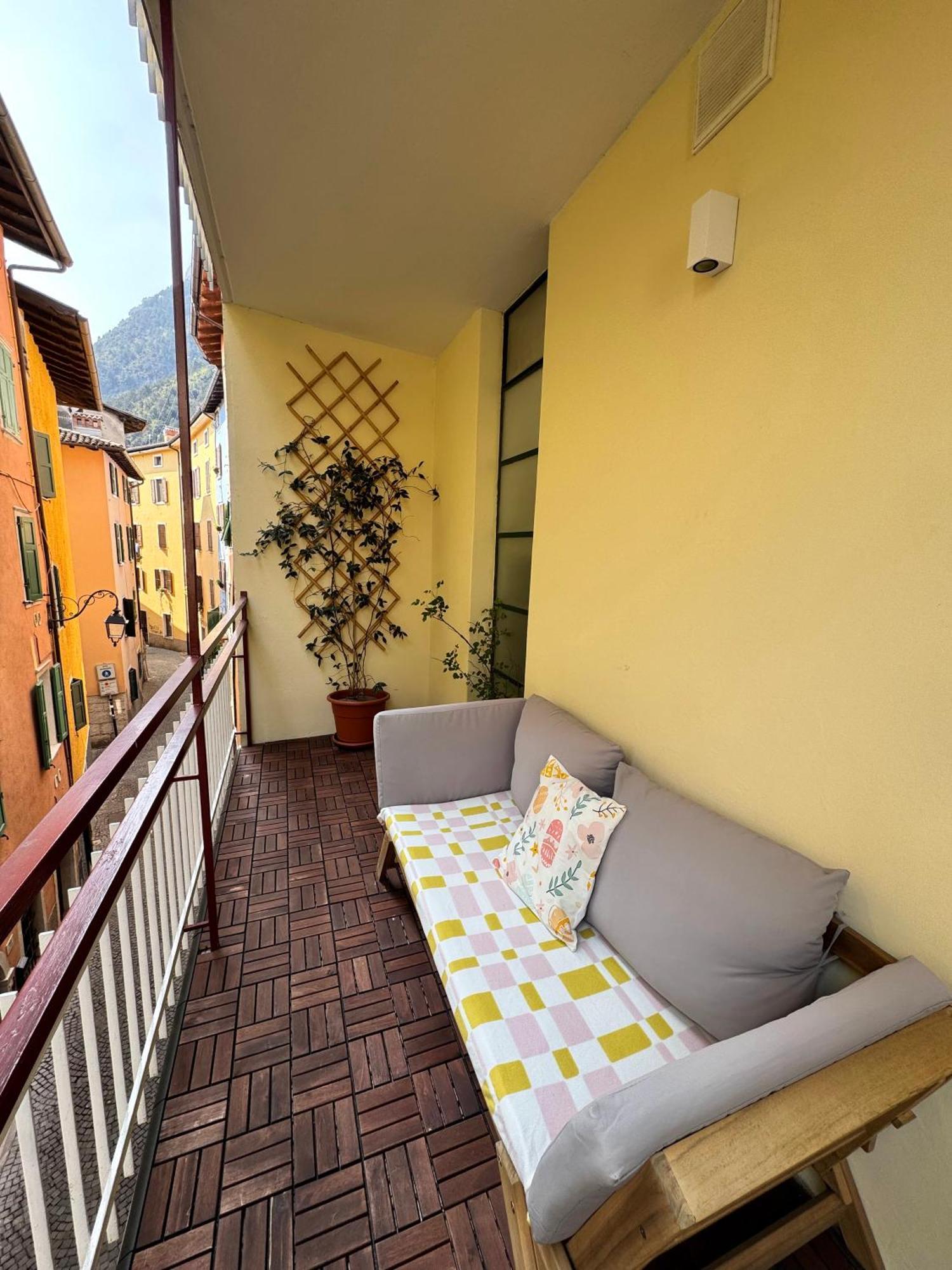 New Apartment In Historical Center Near Lake Riva del Garda Esterno foto
