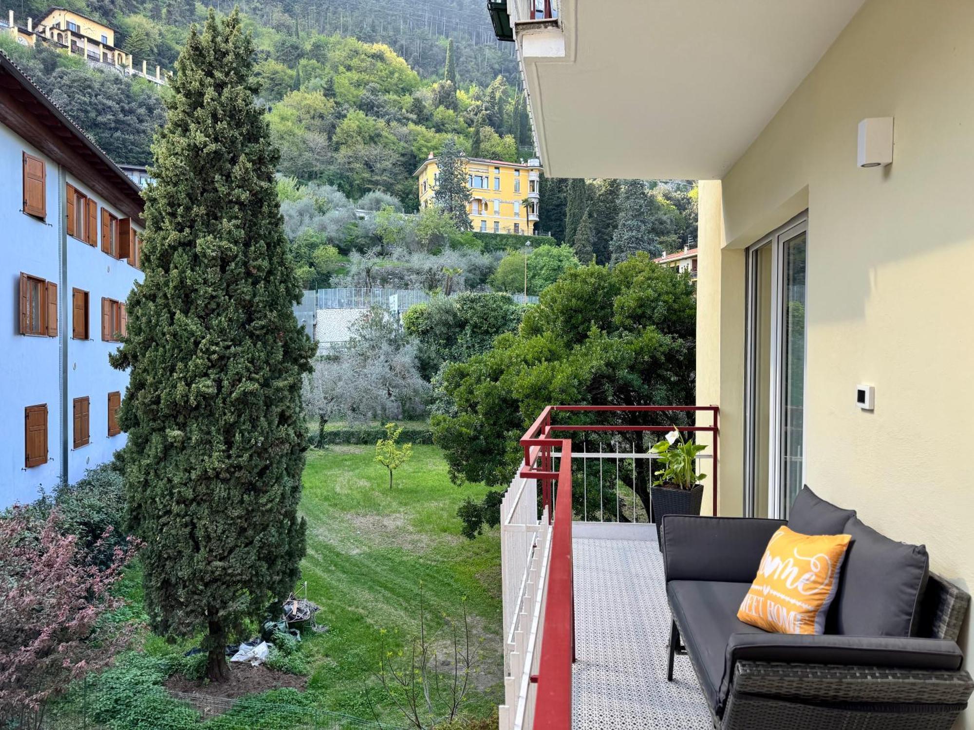 New Apartment In Historical Center Near Lake Riva del Garda Esterno foto