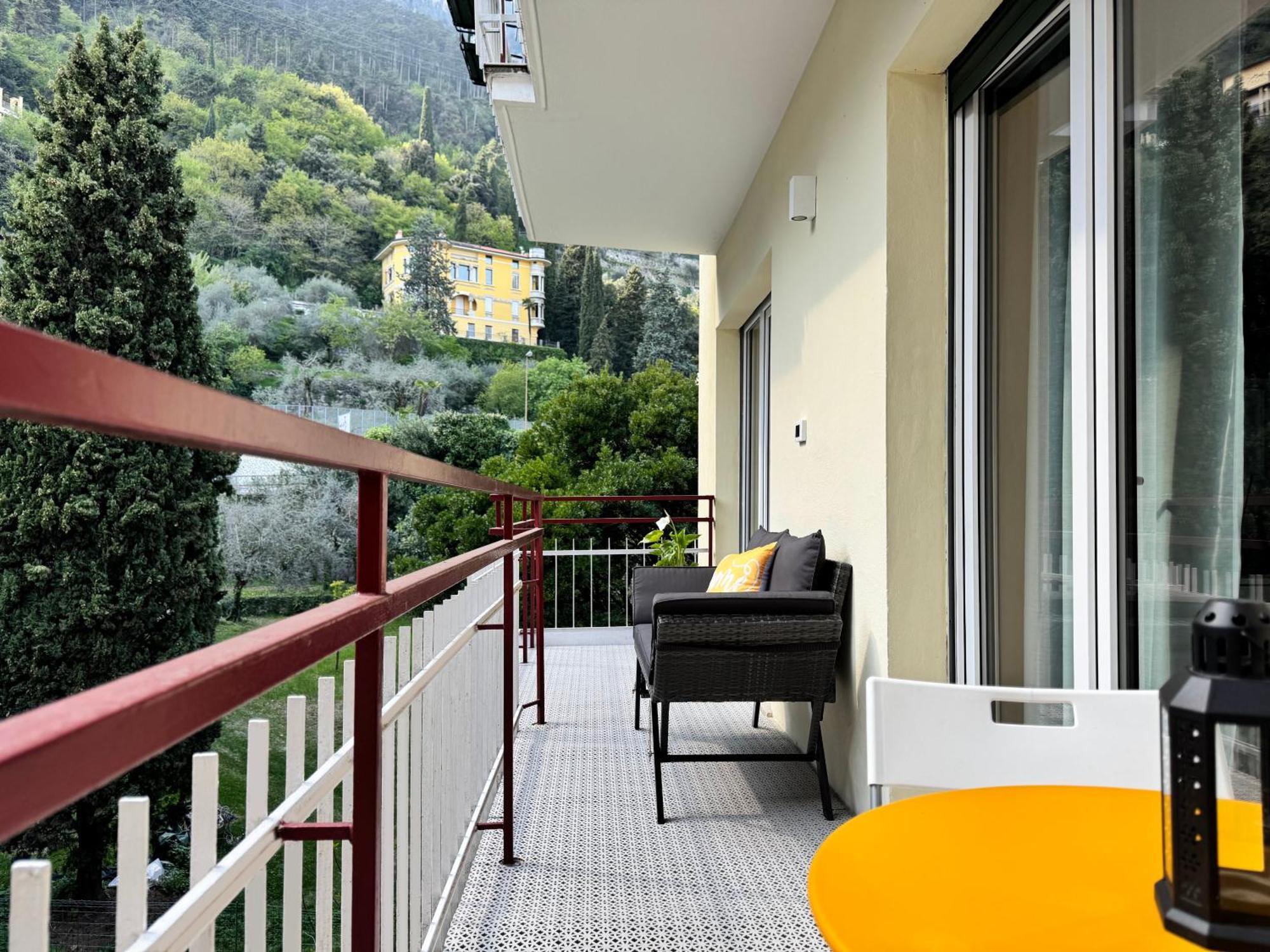 New Apartment In Historical Center Near Lake Riva del Garda Esterno foto