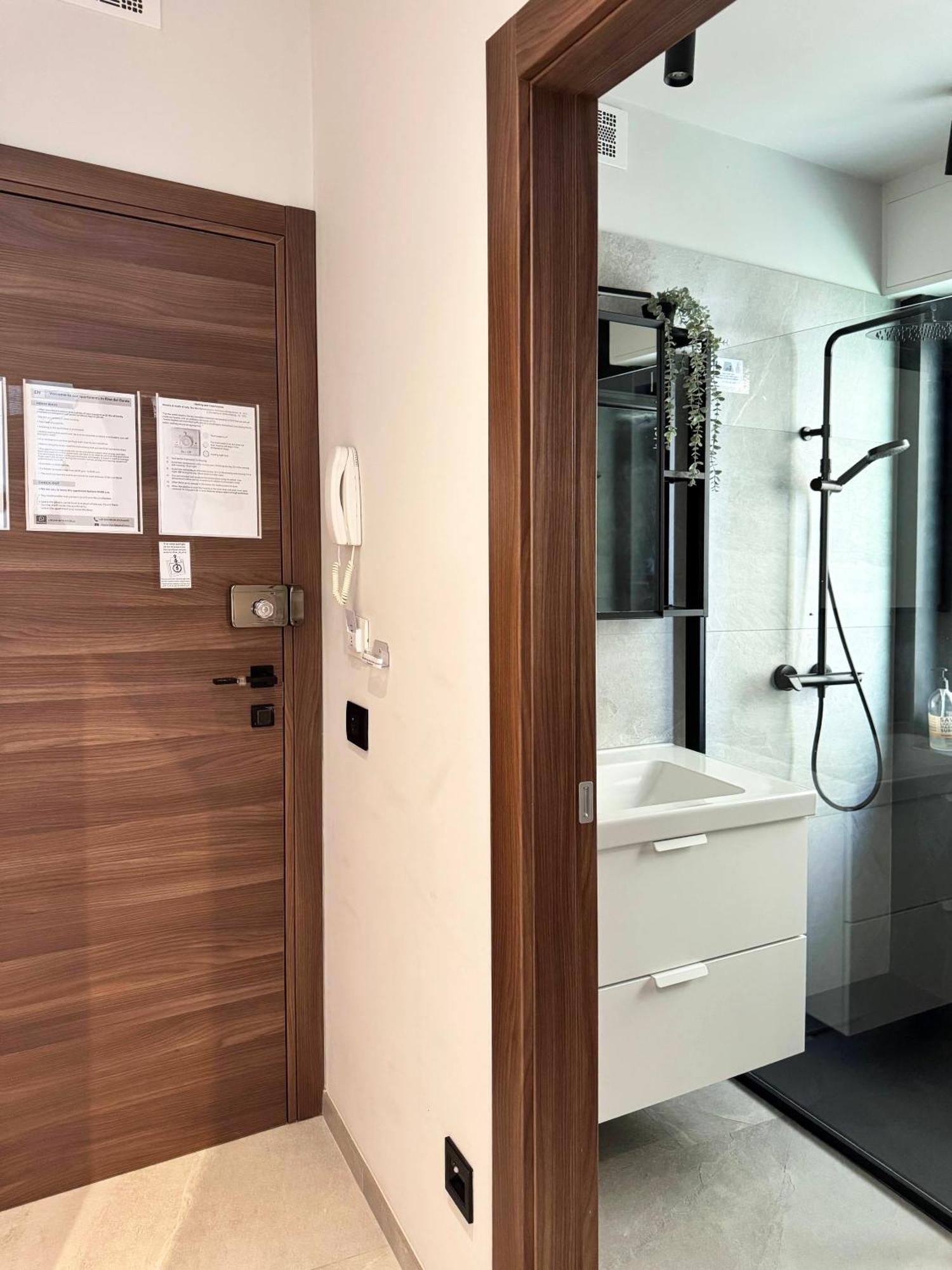 New Apartment In Historical Center Near Lake Riva del Garda Esterno foto