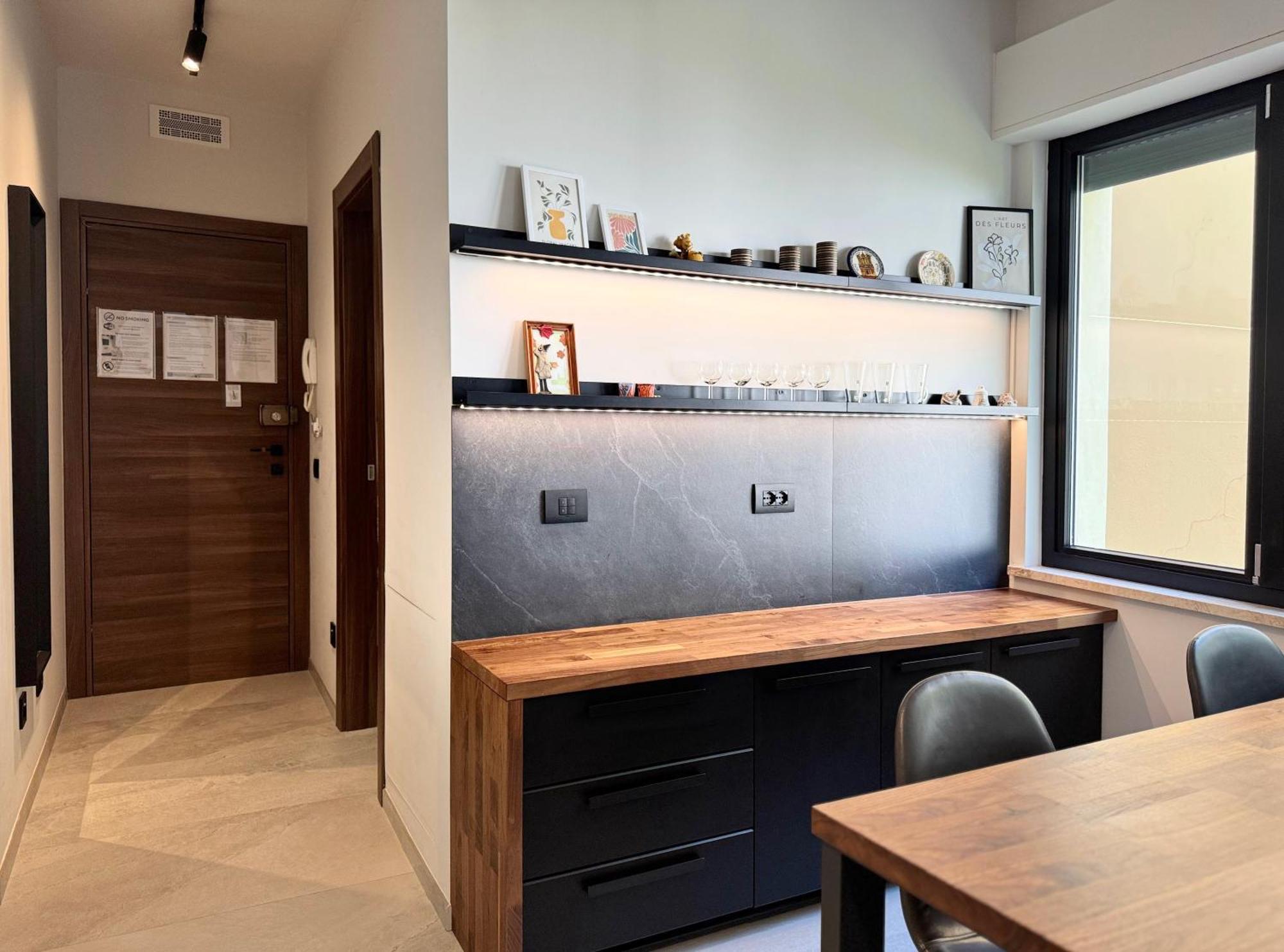 New Apartment In Historical Center Near Lake Riva del Garda Esterno foto